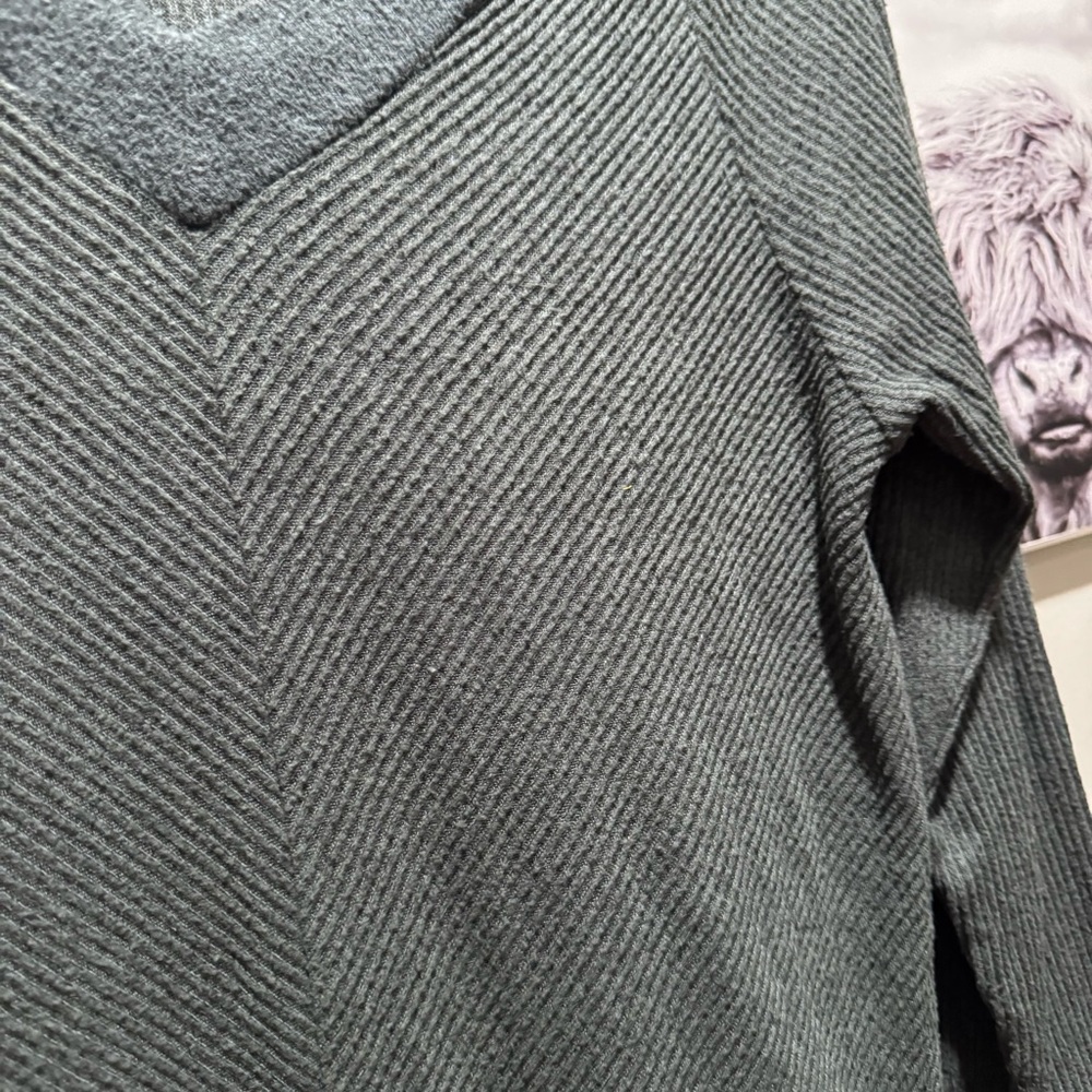 V neck sweater - Picture 2 of 4